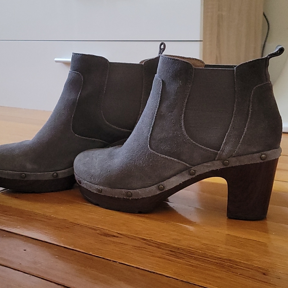 CLARKS Ledella Star Clog chunky Booties